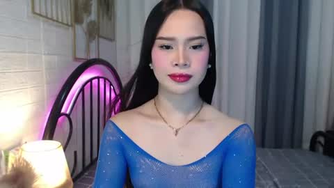 hoelymolly online show from July 10, 2026, 8:22 pm