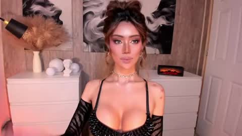 Snapshot of holee_laura chatting on June 20, 2026, 8:06 am Ms. Laura online show from June 20, 2026, 8:06 am