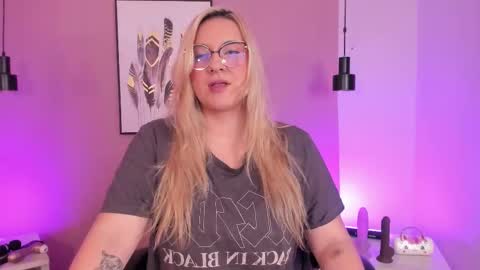 Hollie online show from October 17, 2025, 11:57 am