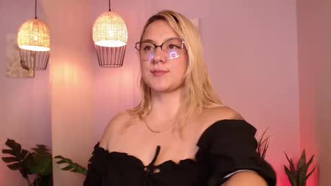 Hollie online show from October 25, 2025, 7:41 pm