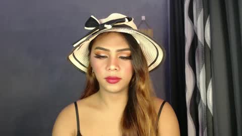 holliescarlet online show from December 22, 2024, 3:33 pm