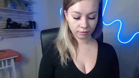 Snapshot of holly_bb95 chatting on December 19, 2024, 3:51 am Holly online show from December 19, 2024, 3:51 am