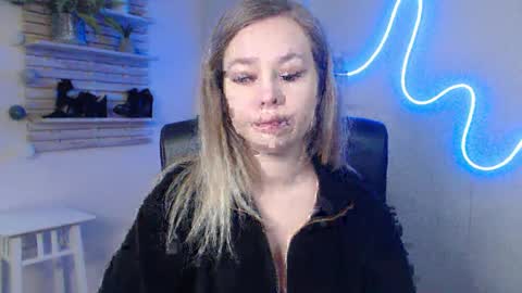 Snapshot of holly_bb95 chatting on January 8, 2025, 4:23 am Holly online show from January 8, 2025, 4:23 am