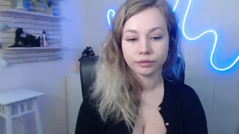 Snapshot of holly_bb95 chatting on January 14, 2025, 3:22 am Holly online show from January 14, 2025, 3:22 am