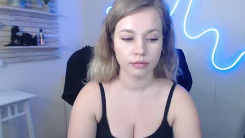 Snapshot of holly_bb95 chatting on January 14, 2025, 9:35 am Holly online show from January 14, 2025, 9:35 am