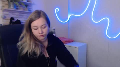 Snapshot of holly_bb95 chatting on February 5, 2025, 3:02 am Holly online show from February 5, 2025, 3:02 am