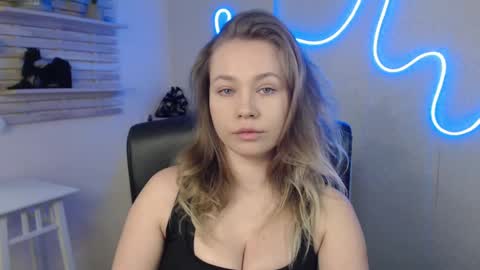 Snapshot of holly_bb95 chatting on February 11, 2025, 5:16 am Holly online show from February 11, 2025, 5:16 am