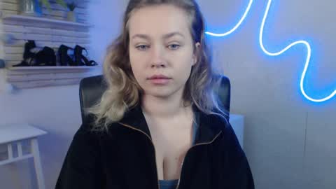 Snapshot of holly_bb95 chatting on February 13, 2025, 2:12 am Holly online show from February 13, 2025, 2:12 am