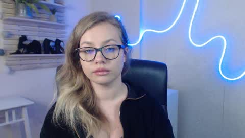 Snapshot of holly_bb95 chatting on February 13, 2025, 5:26 am Holly online show from February 13, 2025, 5:26 am