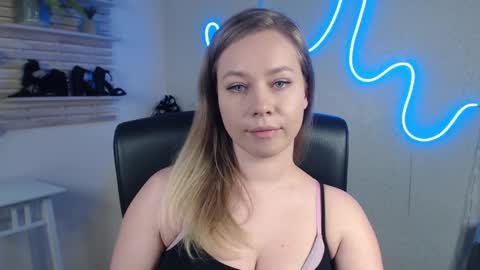 Snapshot of holly_bb95 chatting on February 24, 2025, 3:23 am Holly online show from February 24, 2025, 3:23 am