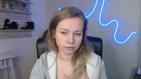Snapshot of holly_bb95 chatting on March 6, 2025, 12:54 am Holly online show from March 6, 2025, 12:54 am