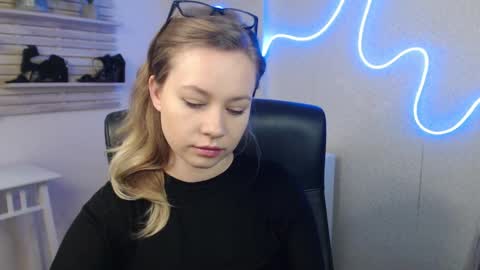 Snapshot of holly_bb95 chatting on March 7, 2025, 1:09 am Holly online show from March 7, 2025, 1:09 am