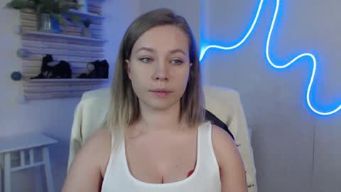 Snapshot of holly_bb95 chatting on March 12, 2025, 12:20 am Holly online show from March 12, 2025, 12:20 am