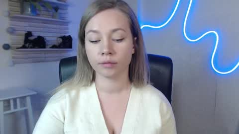 Snapshot of holly_bb95 chatting on March 12, 2025, 3:24 am Holly online show from March 12, 2025, 3:24 am