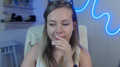 Snapshot of holly_bb95 chatting on March 12, 2025, 6:29 am Holly online show from March 12, 2025, 6:29 am