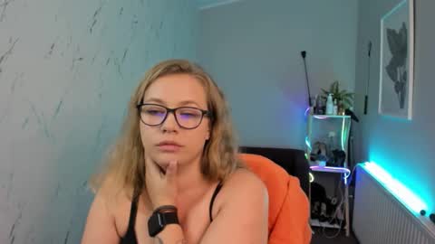 Snapshot of holly_bb95 chatting on September 23, 2025, 5:49 pm Holly online show from September 23, 2025, 5:49 pm