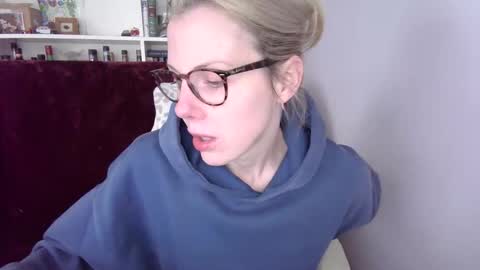 holly_bourbon online show from March 19, 2026, 6:12 pm