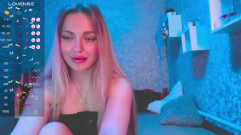 Snapshot of holly_molly8 chatting on December 19, 2024, 10:00 pm holly_molly8 online show from December 19, 2024, 10:00 pm