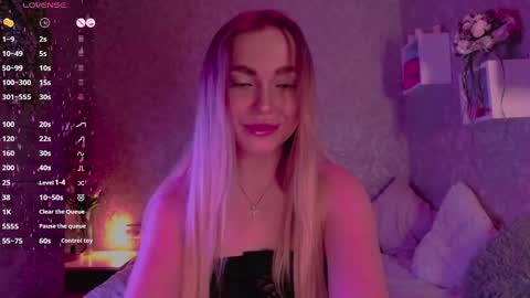 Snapshot of holly_molly8 chatting on March 6, 2025, 7:25 am holly_molly8 online show from March 6, 2025, 7:25 am