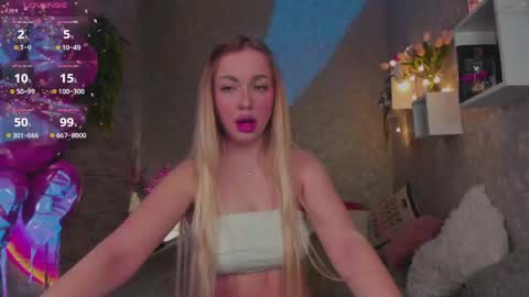 Snapshot of holly_molly8 chatting on April 28, 2026, 10:26 pm holly_molly8 online show from April 28, 2026, 10:26 pm