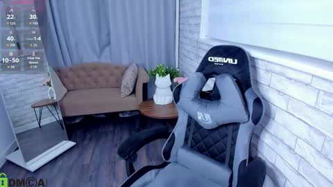 Snapshot of hollyray_ chatting on October 19, 2025, 8:26 am Holly online show from October 19, 2025, 8:26 am