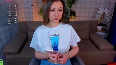 Snapshot of hollyray_ chatting on October 28, 2025, 8:18 am Holly online show from October 28, 2025, 8:18 am