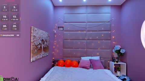 Snapshot of hollyray_ chatting on October 30, 2025, 8:49 am Holly online show from October 30, 2025, 8:49 am