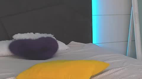 HollyTaillor online show from November 7, 2025, 2:17 pm