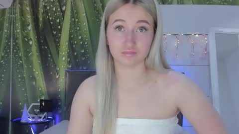 Snapshot of hollytaillor chatting on May 3, 2026, 5:35 am HollyTaillor online show from May 3, 2026, 5:35 am