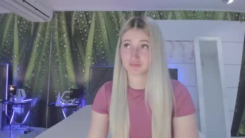 Snapshot of hollytaillor chatting on May 7, 2026, 12:10 pm HollyTaillor online show from May 7, 2026, 12:10 pm