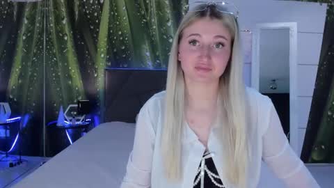Snapshot of hollytaillor chatting on May 16, 2026, 12:15 pm HollyTaillor online show from May 16, 2026, 12:15 pm