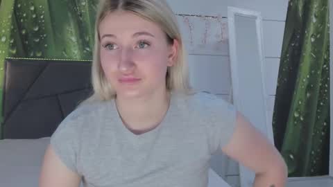 Snapshot of hollytaillor chatting on May 24, 2026, 5:23 am HollyTaillor online show from May 24, 2026, 5:23 am