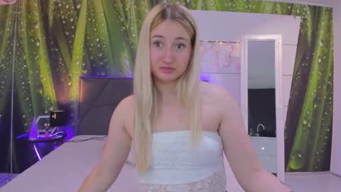 Snapshot of hollytaillor chatting on June 1, 2026, 5:31 am HollyTaillor online show from June 1, 2026, 5:31 am