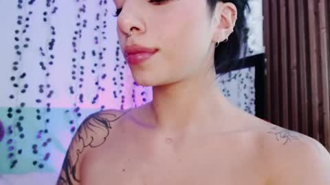 Snapshot of hollyxx_ chatting on December 12, 2024, 2:04 am holly online show from December 12, 2024, 2:04 am
