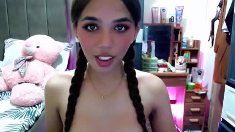 holy_molly1 online show from November 3, 2025, 12:17 pm