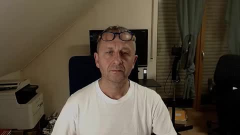 Snapshot of hondowill chatting on October 31, 2025, 11:39 pm Bernd online show from October 31, 2025, 11:39 pm