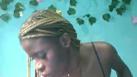 Snapshot of honey_bug2 chatting on September 17, 2025, 10:06 am Queen online show from September 17, 2025, 10:06 am