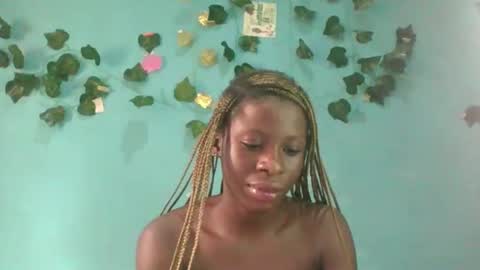 Snapshot of honey_bug2 chatting on October 6, 2025, 9:07 am Queen online show from October 6, 2025, 9:07 am