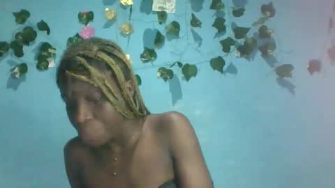 Snapshot of honey_bug2 chatting on October 15, 2025, 9:04 pm Queen online show from October 15, 2025, 9:04 pm