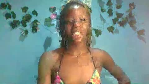 Snapshot of honey_bug2 chatting on October 17, 2025, 10:45 pm Queen online show from October 17, 2025, 10:45 pm