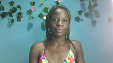 Snapshot of honey_bug2 chatting on October 19, 2025, 1:17 am Queen online show from October 19, 2025, 1:17 am