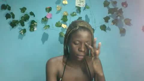 Snapshot of honey_bug2 chatting on October 20, 2025, 3:29 am Queen online show from October 20, 2025, 3:29 am