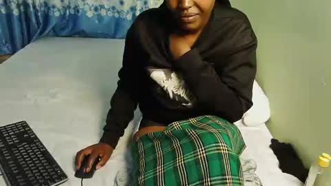 Snapshot of honey_caddy chatting on July 5, 2026, 5:42 pm honey_caddy online show from July 5, 2026, 5:42 pm