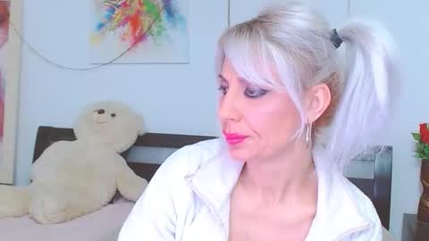 honey_lara online show from February 4, 2026, 2:06 am