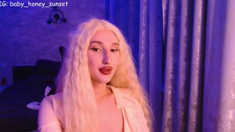 honey_sunset online show from February 3, 2026, 8:14 pm