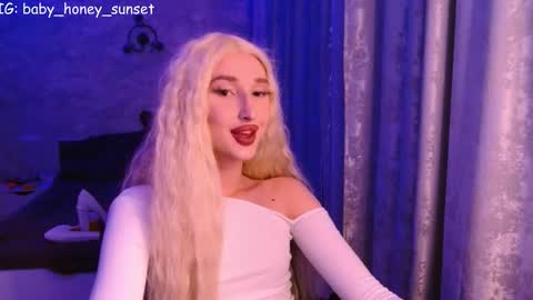 honey_sunset online show from February 26, 2026, 7:35 pm