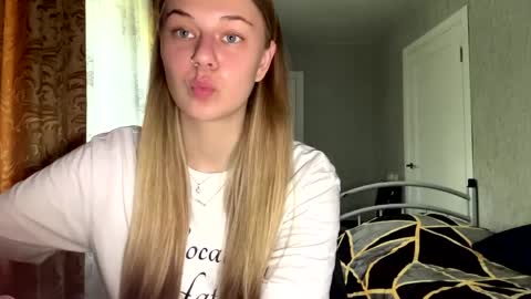 Snapshot of honeyaskren chatting on May 23, 2026, 8:29 am Klara online show from May 23, 2026, 8:29 am