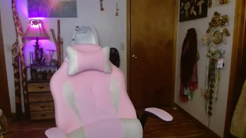 Snapshot of honeybeexo333 chatting on December 16, 2024, 3:54 pm Honey Bee online show from December 16, 2024, 3:54 pm