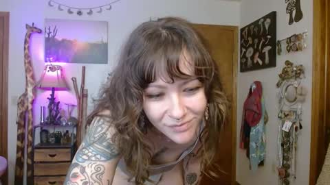 Snapshot of honeybeexo333 chatting on December 19, 2024, 3:41 pm Honey Bee online show from December 19, 2024, 3:41 pm