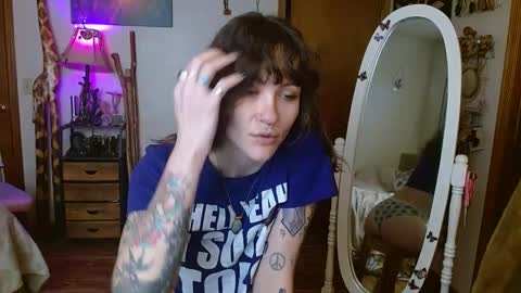 Snapshot of honeybeexo333 chatting on February 3, 2025, 7:21 pm Honey Bee online show from February 3, 2025, 7:21 pm